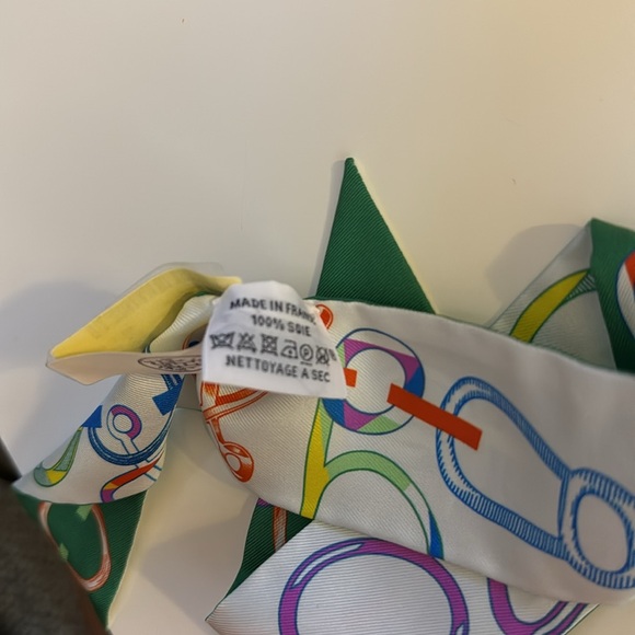 AUTHENTIC HERMÈS EXCELLENT CONDITION used once Green and White Twilly - Picture 13 of 13